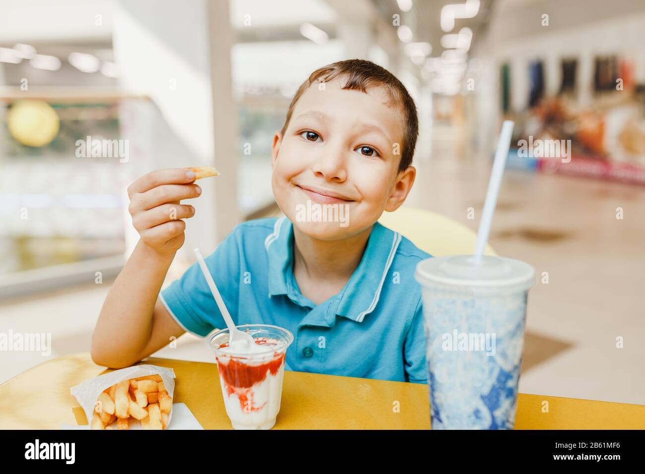 Young child eating chips drink hires stock photography and images Alamy
