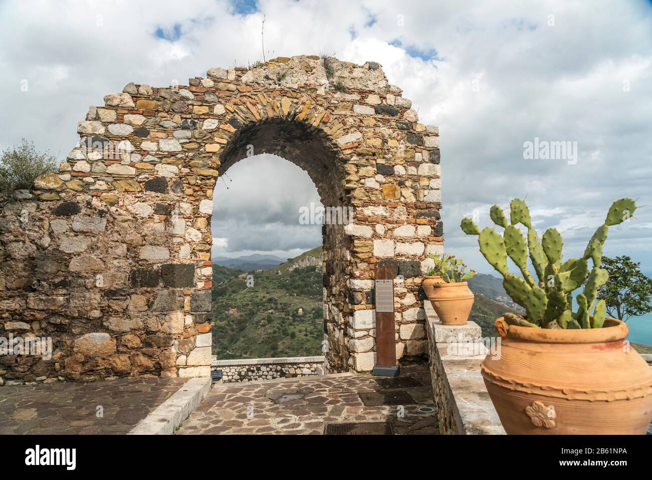 historisches Stadttor, Castelmola, Sizilien, Italien, Europa  |  Ancient city gate, Castelmola, Sicily, Italy, Europe Stock Photo