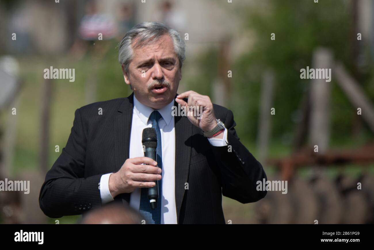 Buenos Aires, Deutschland. 07th Oct, 2019. Alberto Fernández, the presidential candidate of the Frente de Todos alliance, at the presentation of the 'Argentina versus Hunger' plan on the grounds of the Agricultural Sciences Faculty of the University of Buenos Aires. | Usage worldwide Credit: dpa/Alamy Live News Stock Photo