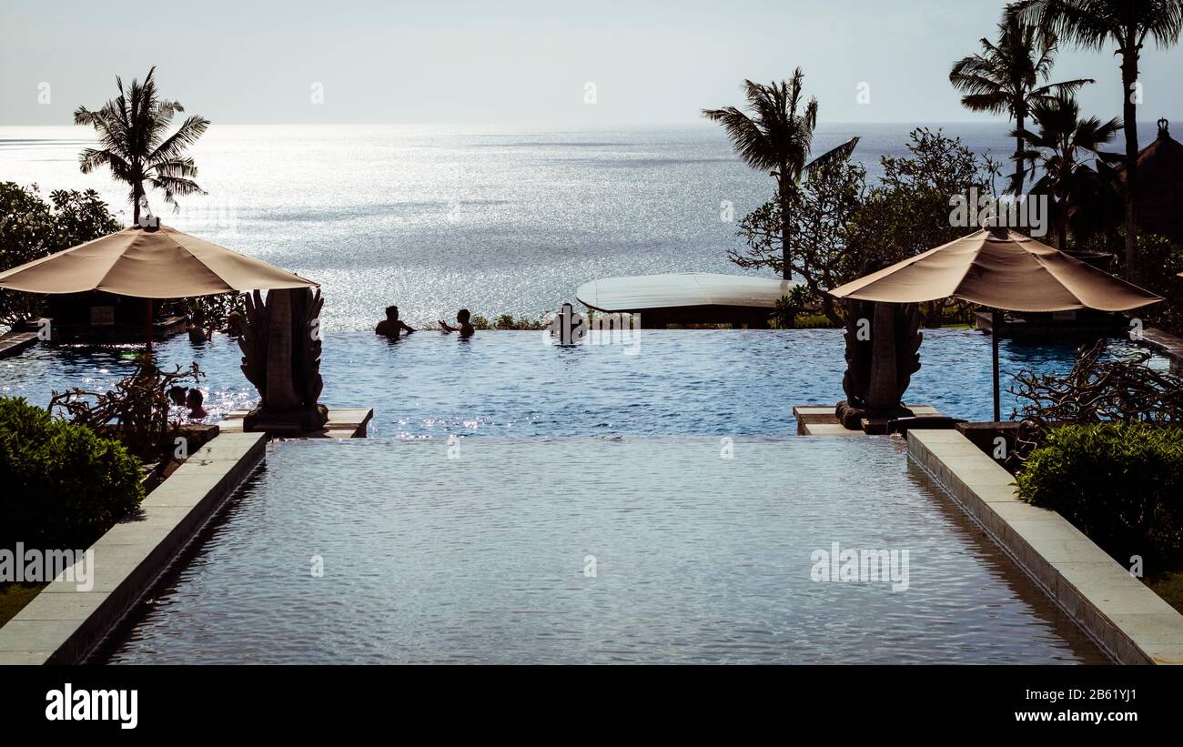A beatiful infinity pool at a tropical destination Stock Photo - Alamy