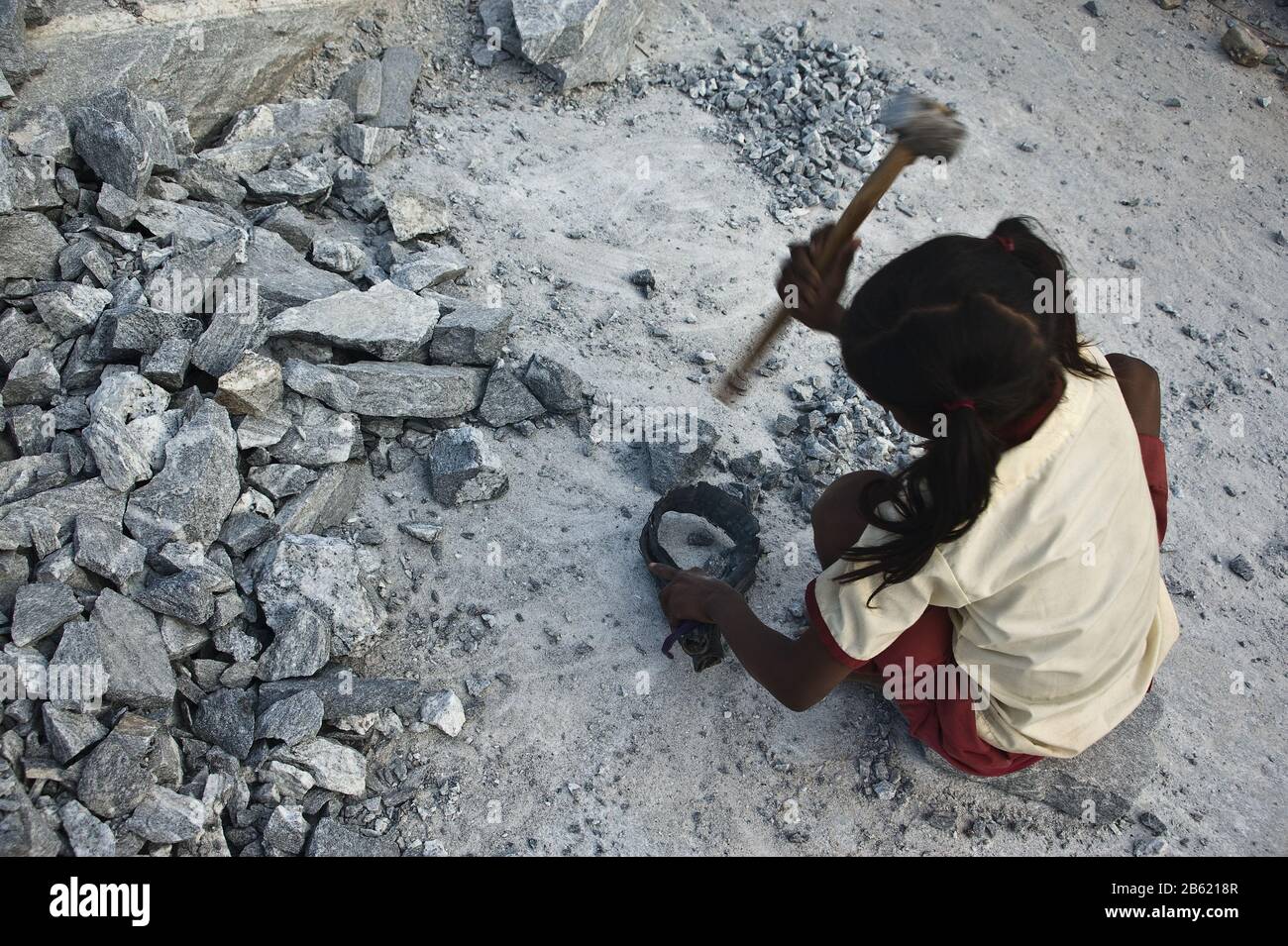 Girl breaking stones in a quarry ( India) Stock Photo