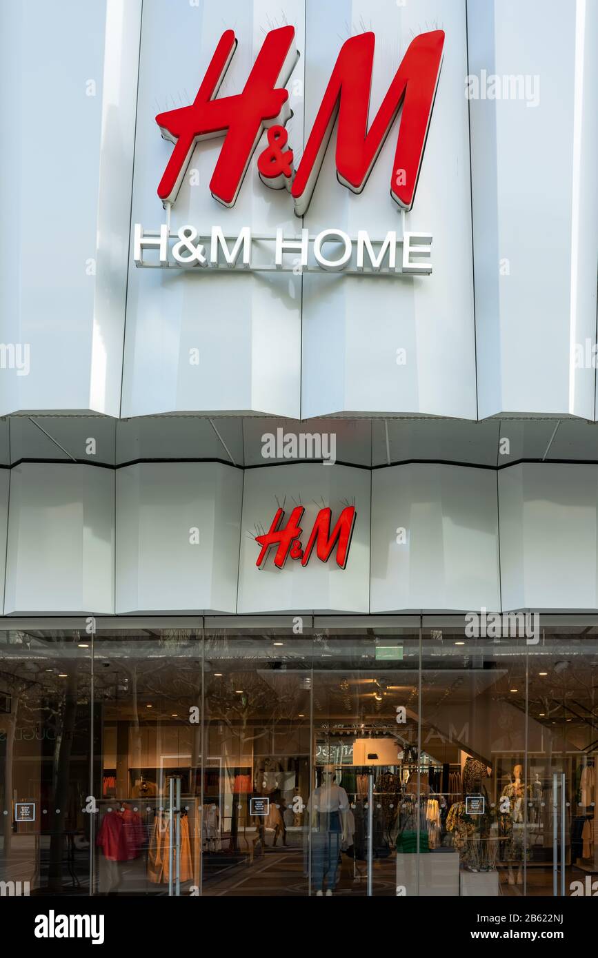H & M store; H & M Hennes Mauritz AB (H&M), a Swedish multinational retail-clothing company, exists in 55 countries and as of 2013 employed around 1 Stock Photo - Alamy