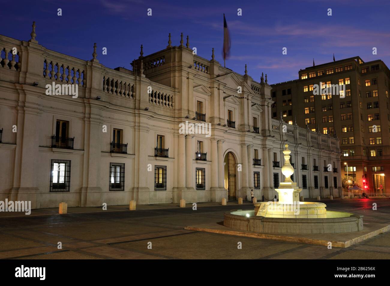 the-moneda-palace-at-night-region-metropolitana-santiago-city-chile-2B6256X.jpg