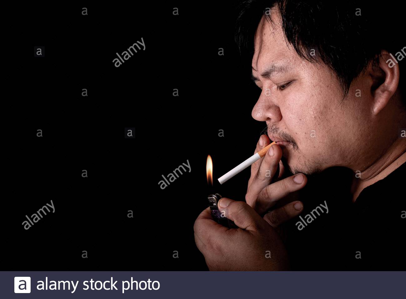 Начала курить муж. Прикуривает сигарету зажигалкой. Мужчина прикуривает сигарету. Прикуривает сигарету фото мужские.