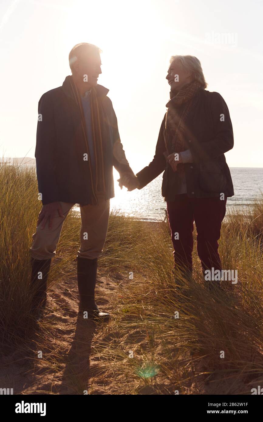 Elderly couple holding hands silhouette hi-res stock photography and ...