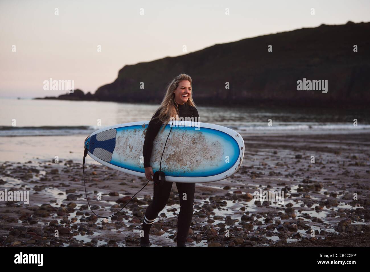Surfer wearing wetsuit walks out hi-res stock photography and images ...