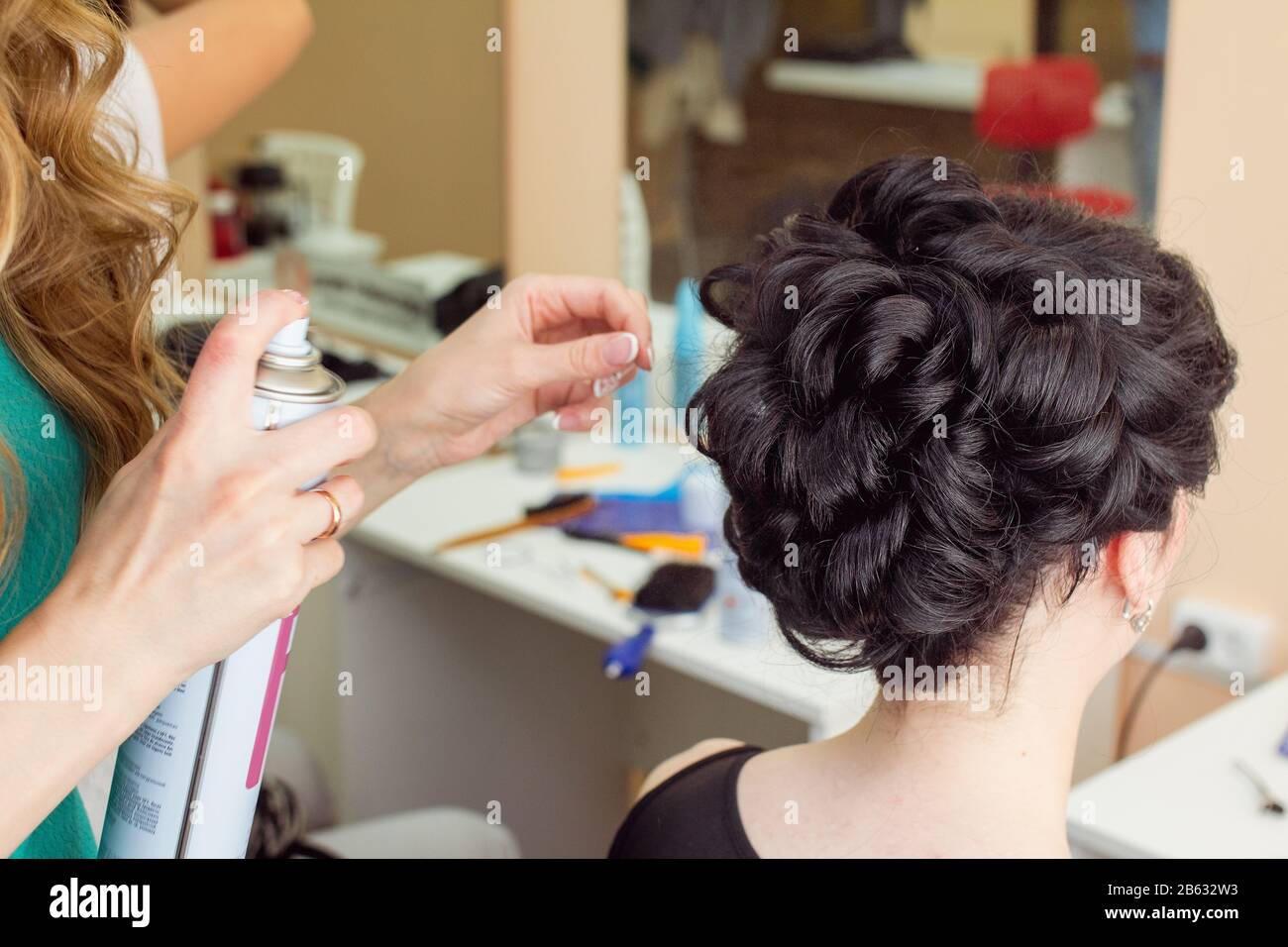 beauty, hairstyle and people concept - closeup of woman head and stylist  hands with hair fix spray making hairdo at salon Stock Photo - Alamy