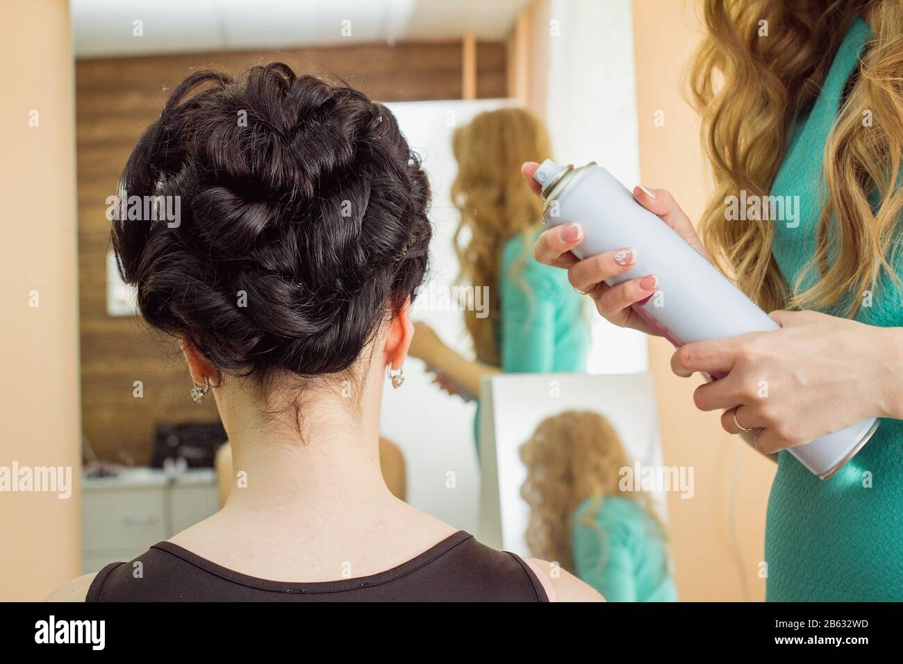 beauty, hairstyle and people concept - closeup of woman head and stylist  hands with hair fix spray making hairdo at salon Stock Photo - Alamy