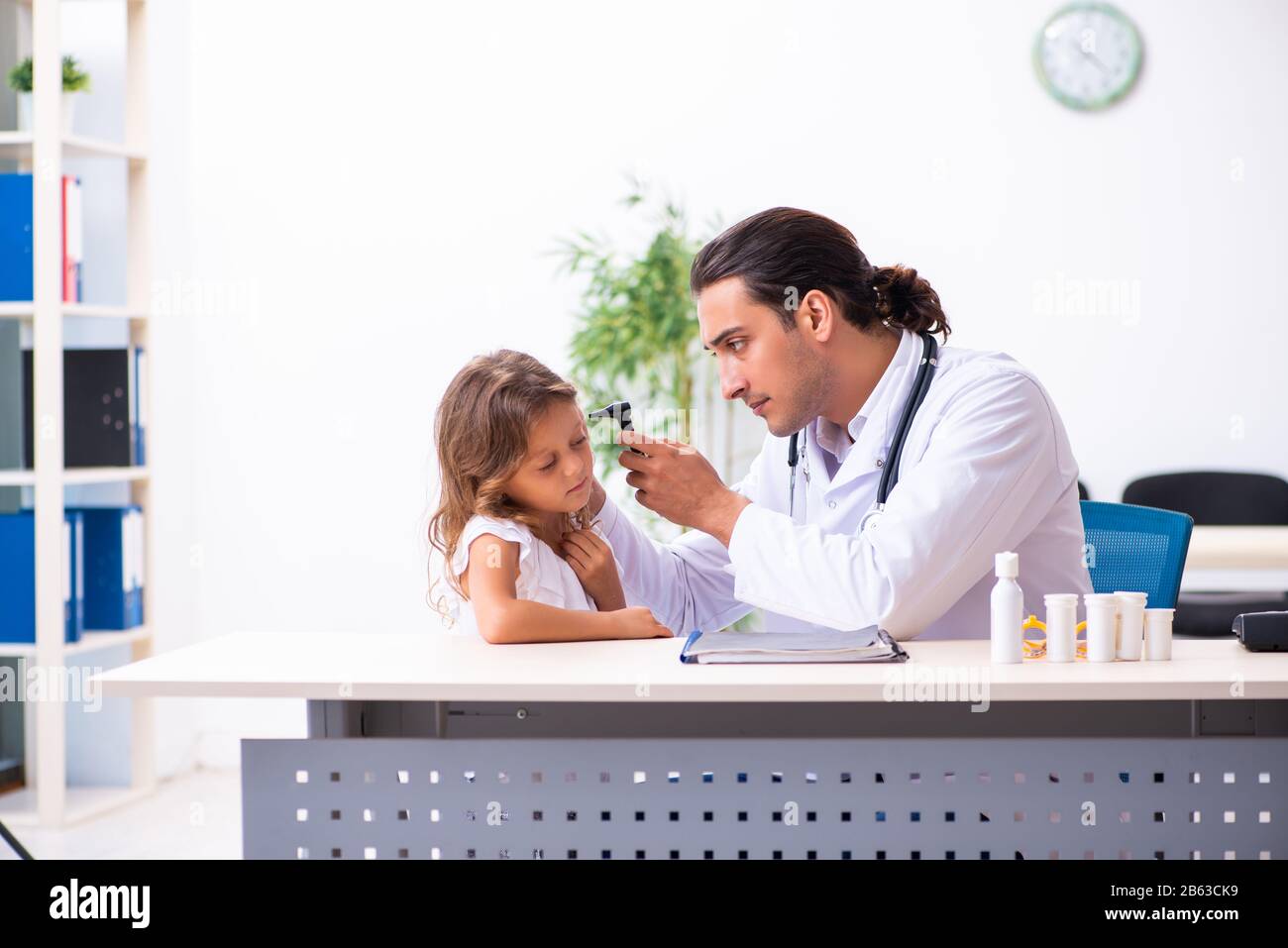 The Young Doctor Pediatrician With Small Girl Stock Photo - Alamy