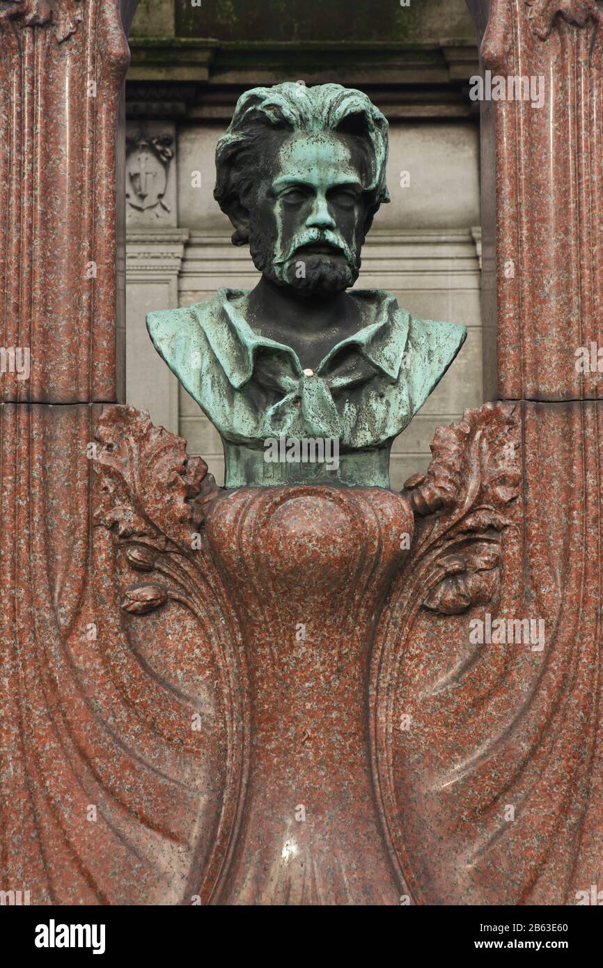 Bronze bust of French novelist Émile Zola (1783-1842) on his former grave at Montmartre Cemetery (Cimetière de Montmartre) in Paris, France. His remains were transferred from Montmartre Cemetery to the Panthéon in 1908. Stock Photo