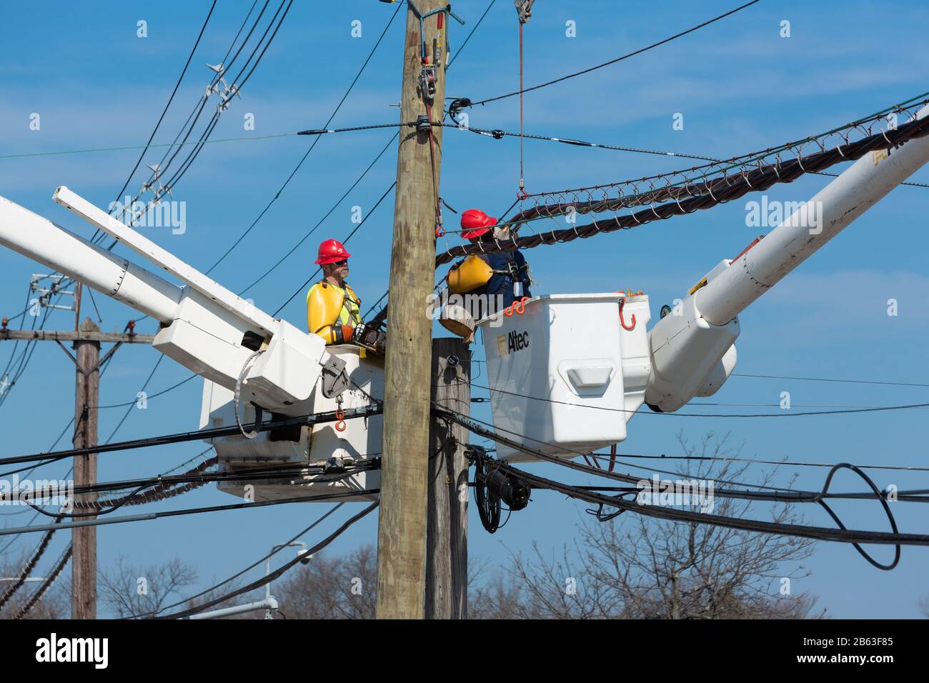 Lineman america pole hi-res stock photography and images - Page 2 - Alamy