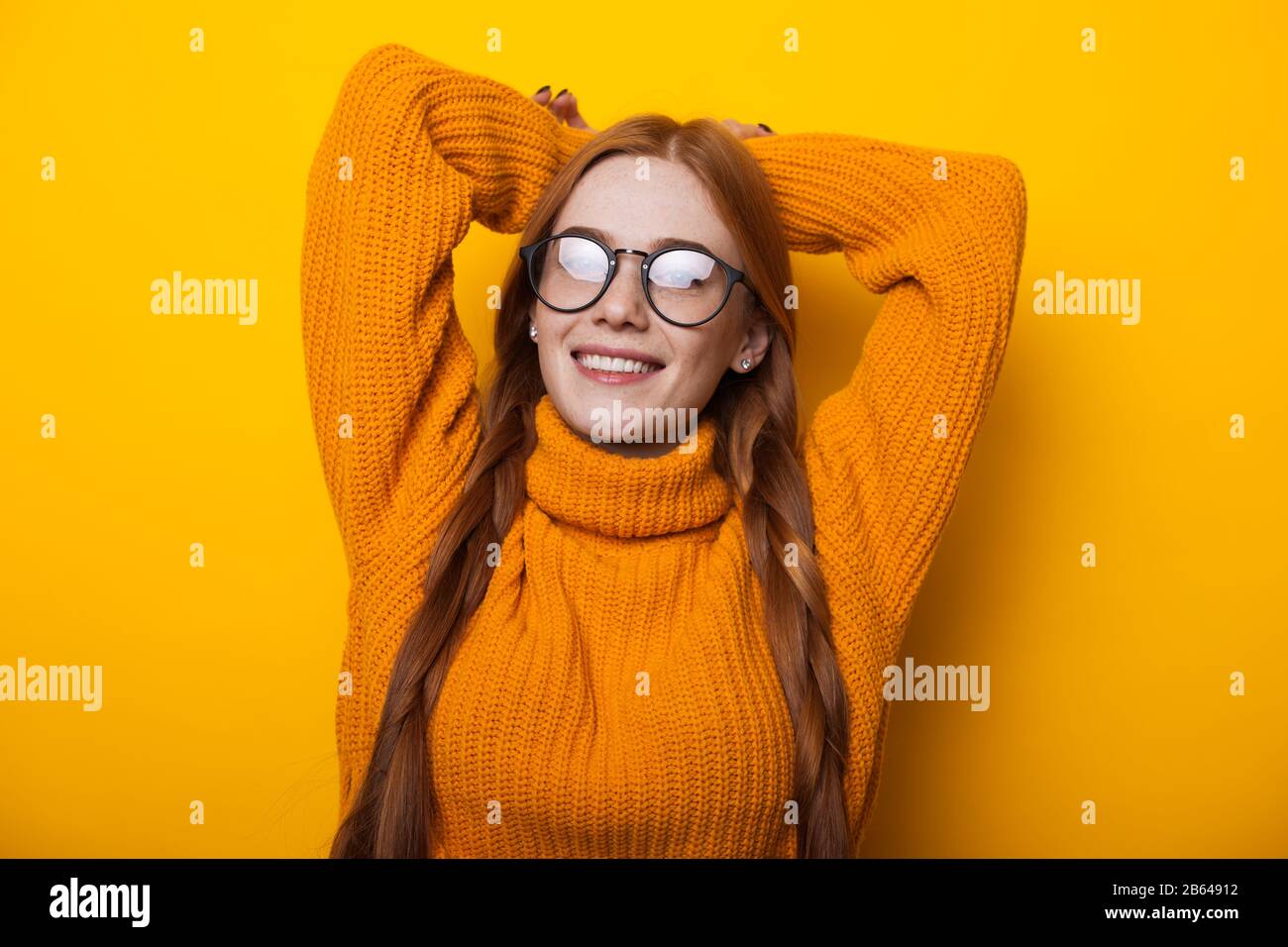 Esperta, Atraente, 20 Anos, a Garota Ginger Caucasiana Apresenta O