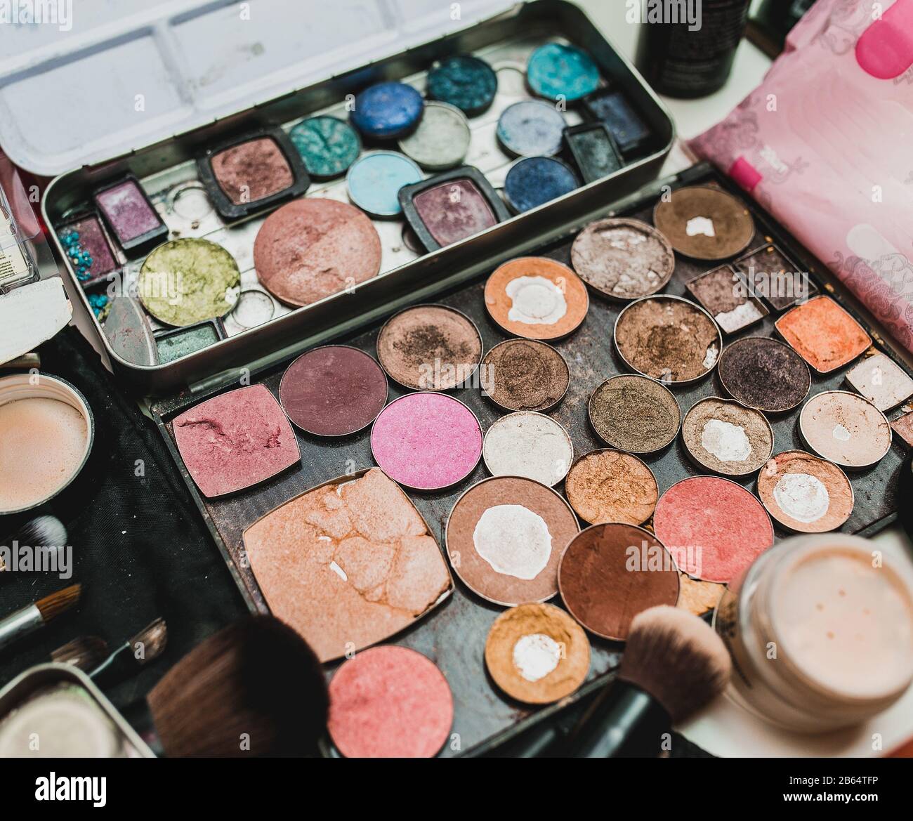 Poor ugly old palette for make-up. The concept of bad makeup Stock Photo - Alamy Poor ugly old palette for make-up. The concept of bad makeup Stock Photo - Alamy
