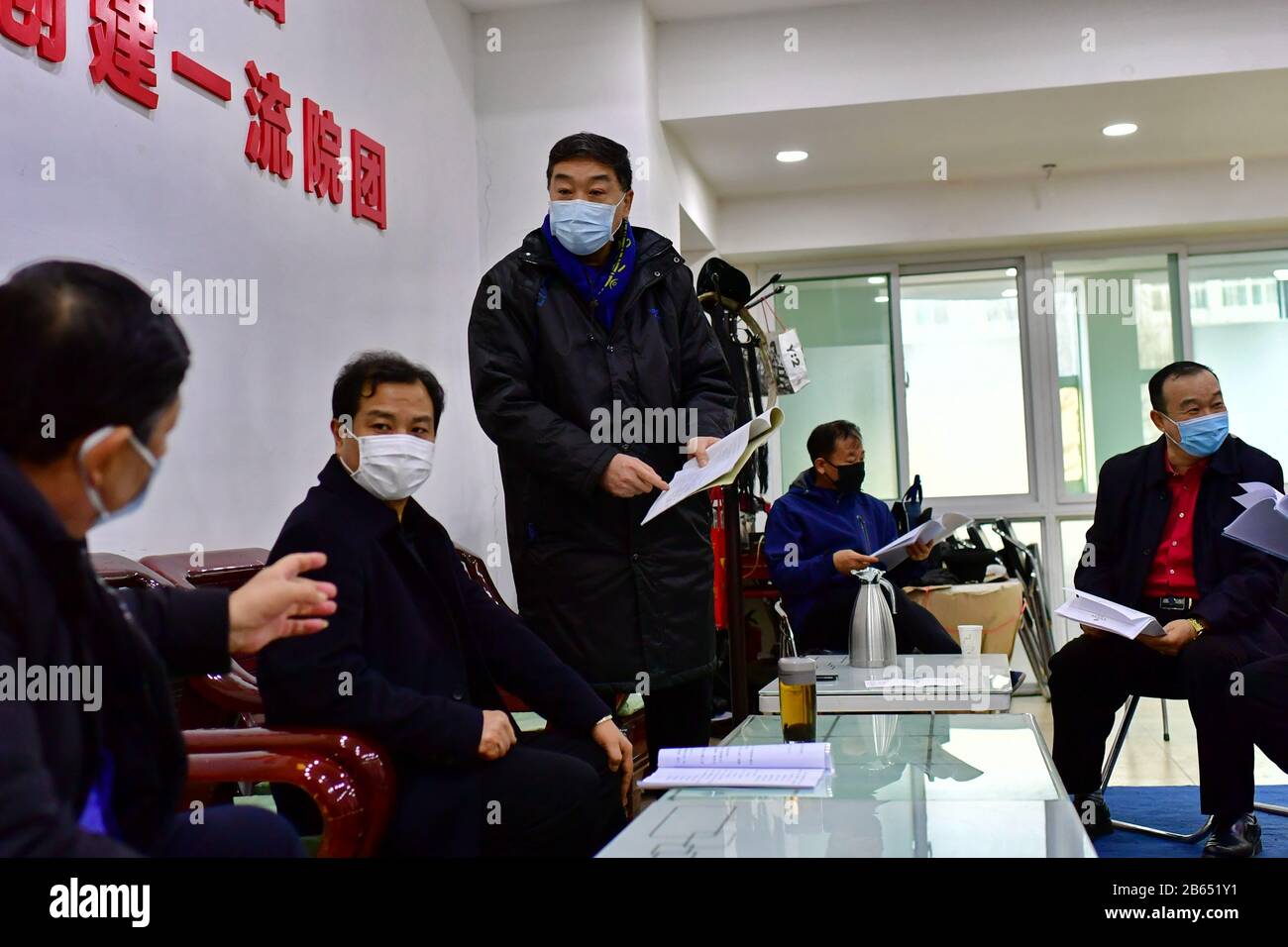 (200310) -- TAIYUAN, March 10, 2020 (Xinhua) -- Wu Lingyun (3rd L ...