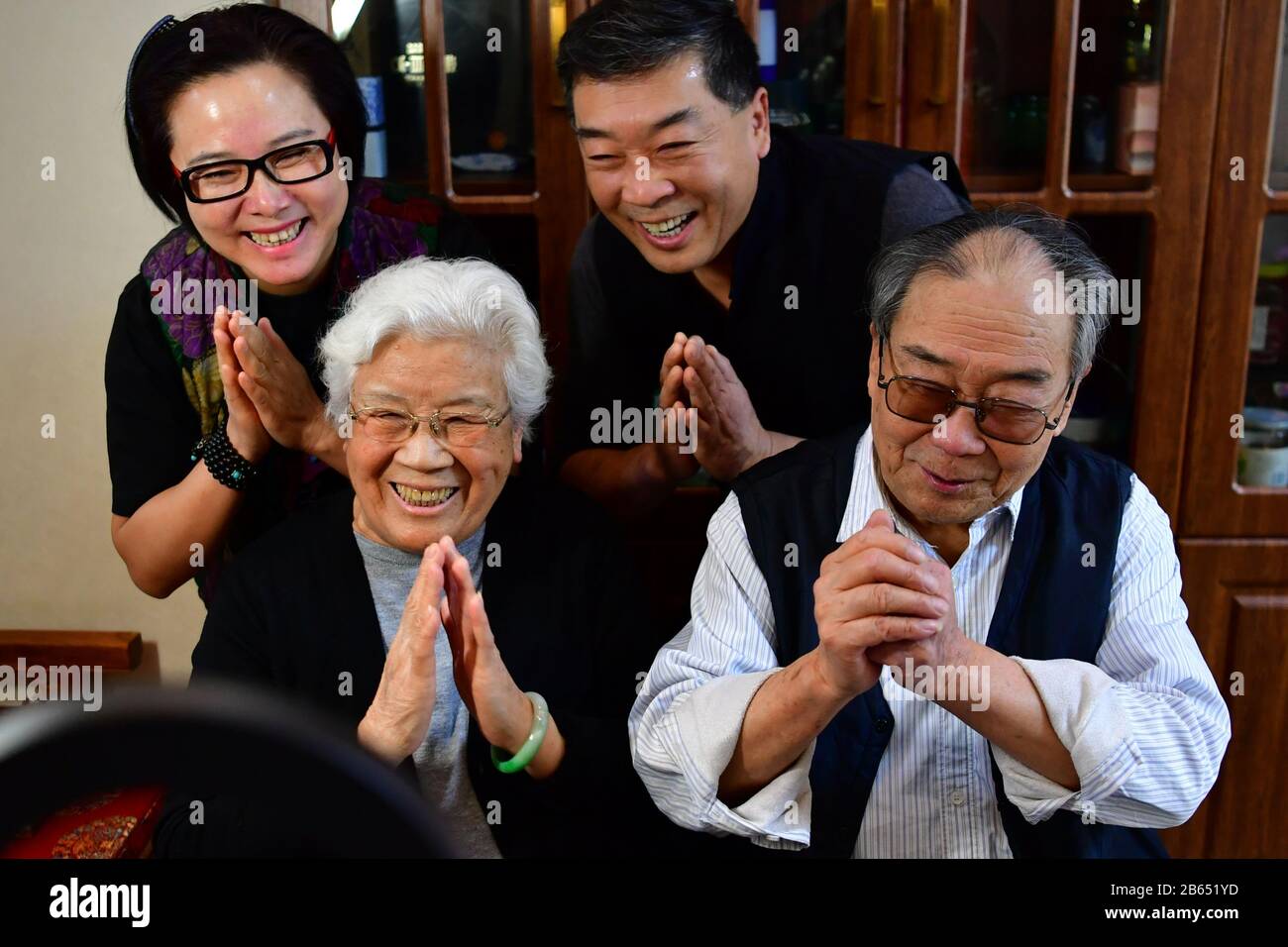 (200310) -- TAIYUAN, March 10, 2020 (Xinhua) -- Wu Lingyun (2nd R) and ...
