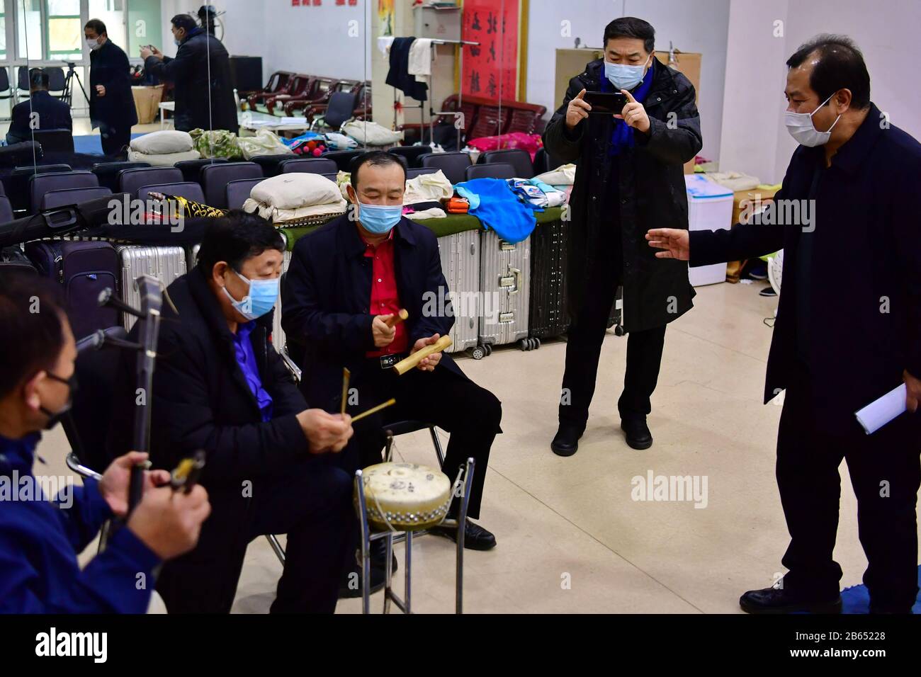 (200310) -- TAIYUAN, March 10, 2020 (Xinhua) -- Wu Lingyun (2nd R) live ...