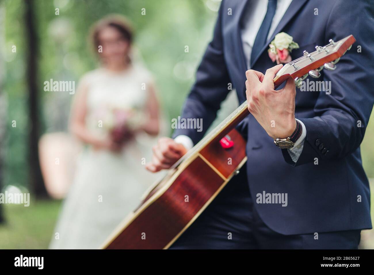 Музыка на свадьбу 2024. Оркестр на свадьбе. Жених и невеста с гитарой. Свадьба скрипка. Ресторан свадьба музыканты.