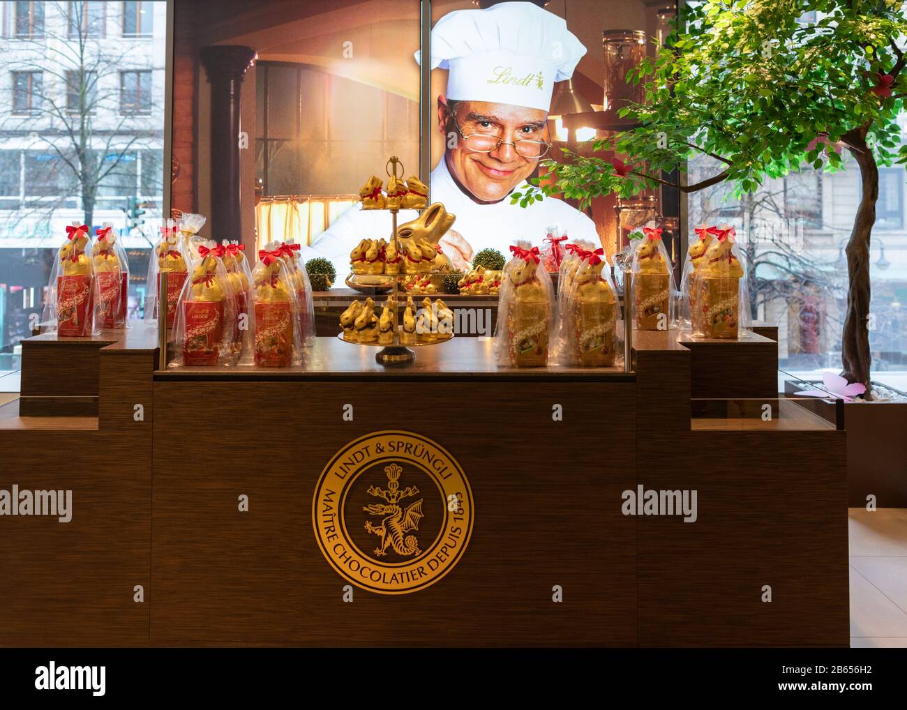 Lindt chocolate bunny hires stock photography and images Alamy