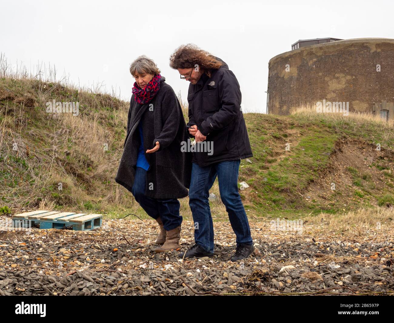 Julia Blackburn and Stern  Magazine journalist Stephan Maus hunt for fossils on the beach near Bawdsey.  Julia Blackburn (born 1948) is a British auth Stock Photo