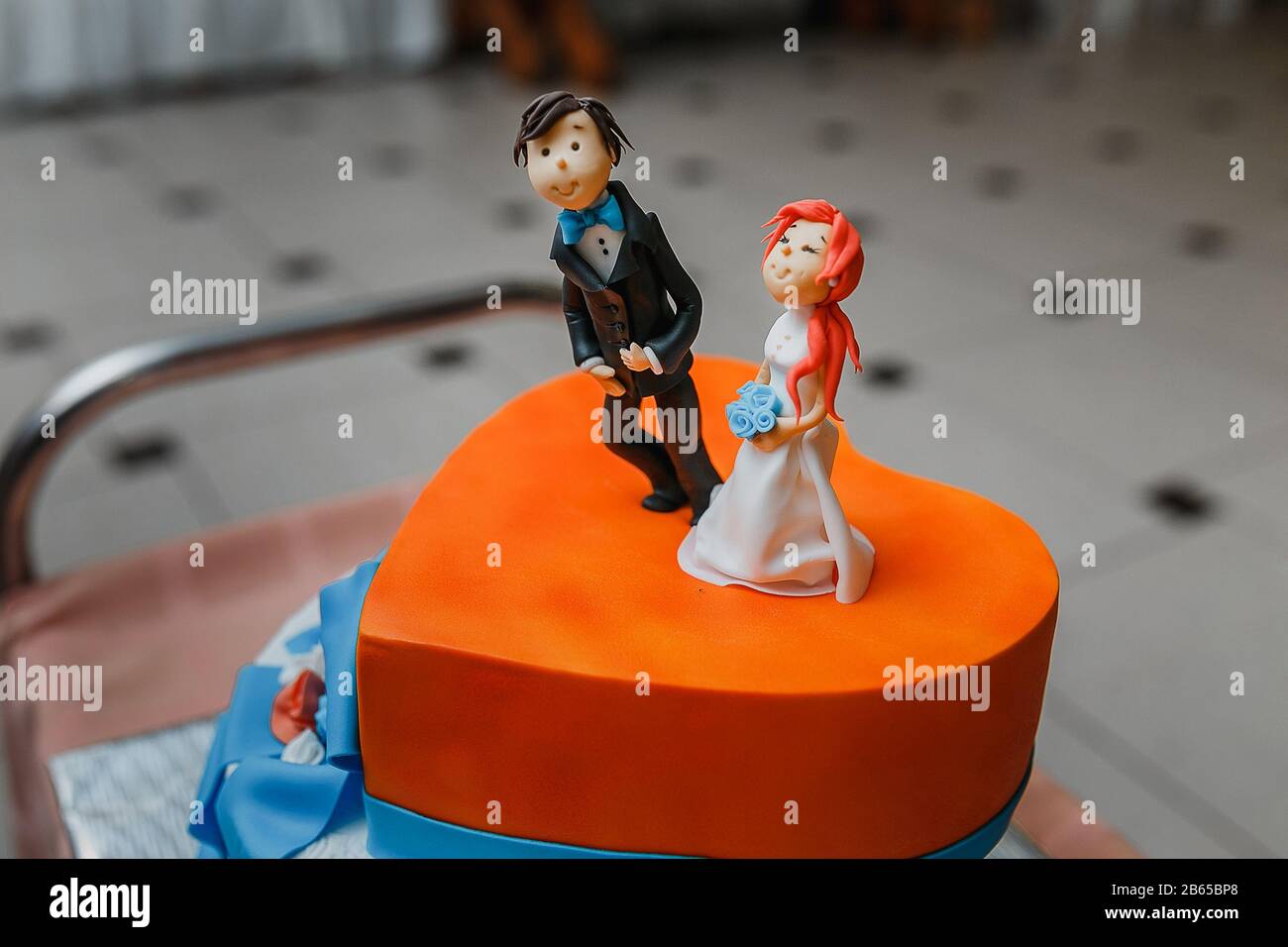 Figurines of the bride and groom on a wedding cake Stock Photo - Alamy