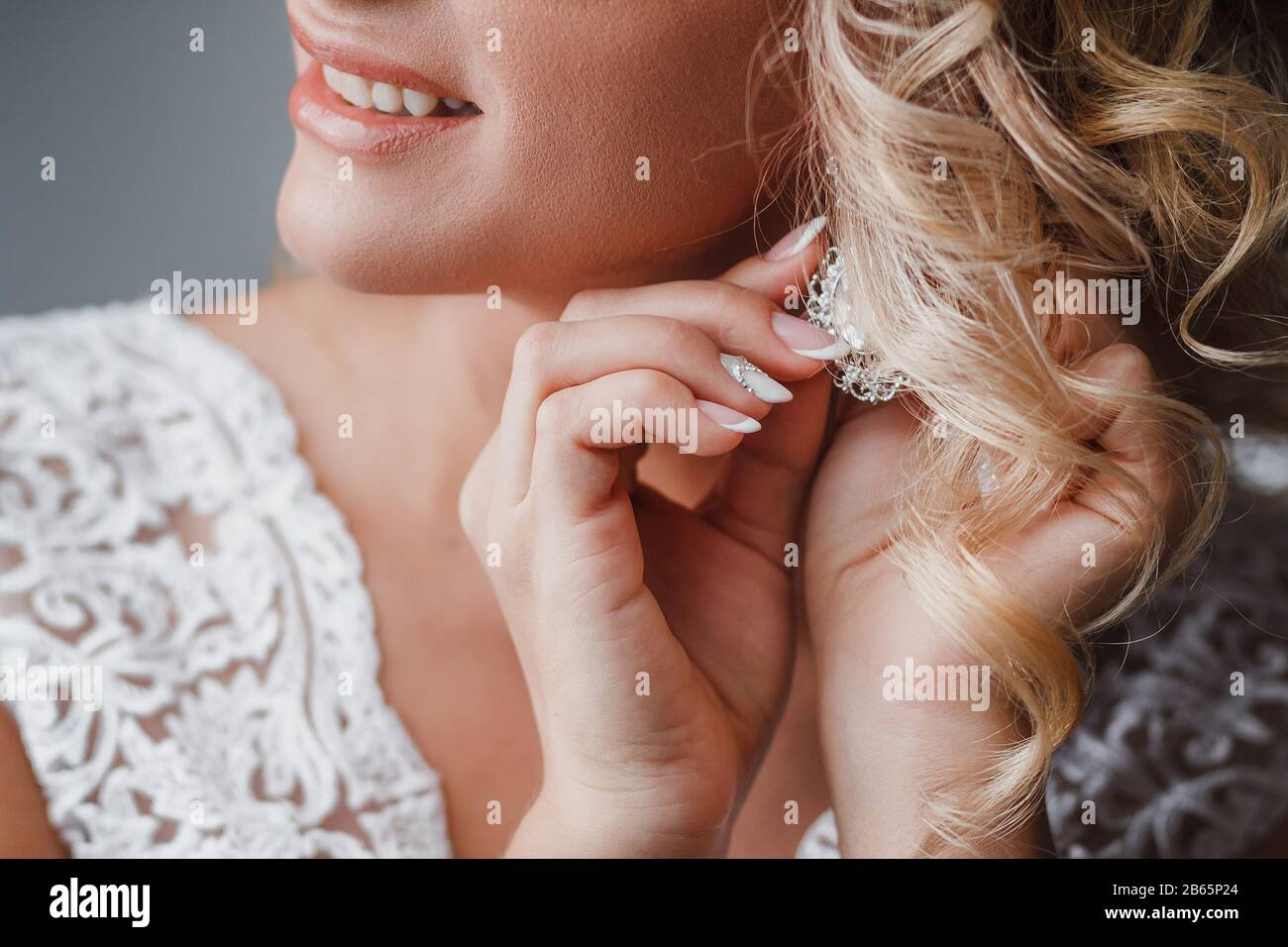 Woman wearing diamond jewelry hi-res stock photography and images - Alamy
