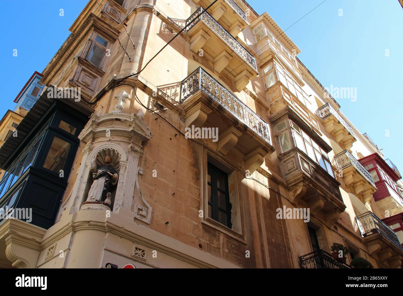 flats (?) buildings in valletta (malta Stock Photo Alamy