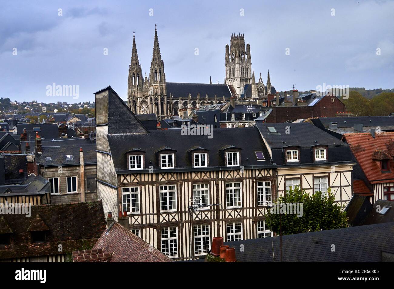 the Rouen Cathedral – known as Notre-Dame de l'Assomption de Rouen is a Roman Catholic church , La magnifique cathédrale gothique de Rouen a la plus haute flèche d’église de France et une richesse d’art, d’histoire et de détails architecturaux Stock Photo