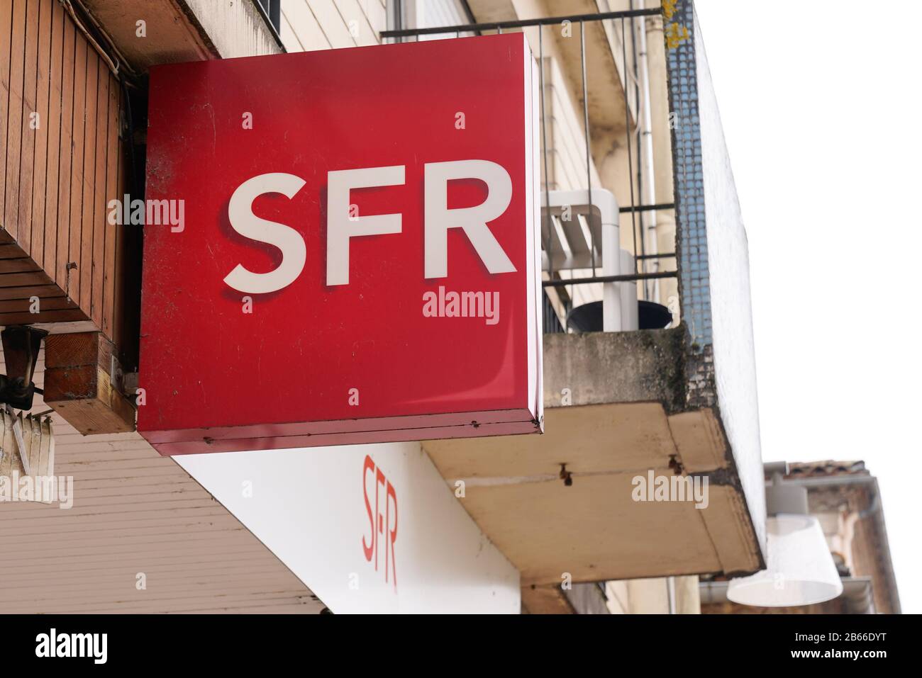 Bordeaux Aquitaine France 02 20 2020 Sfr Store Logo Sign French Phone Operator Shop Stock Photo Alamy