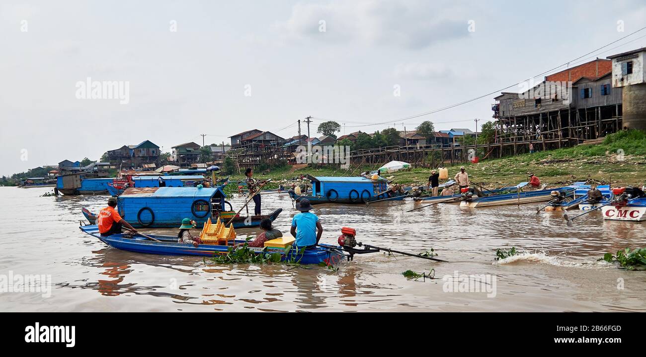 Tonle Sap River, Cambodia, Traditional villages on the riverbank between Phnom Penh and Kampong Tralach, bordering Kandal Province and Kampong Cham Province. Stilt houses and houseboats. Stock Photo