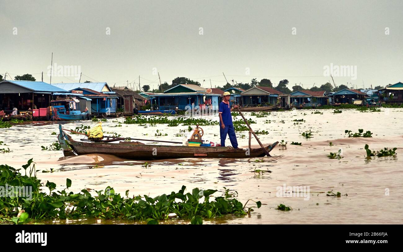 Tonle Sap River, Cambodia, Traditional villages on the riverbank between Phnom Penh and Kampong Tralach, bordering Kandal Province and Kampong Cham Province. Stilt houses and floating home. Stock Photo
