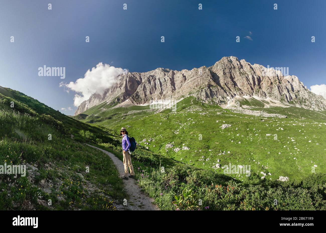 Woman hiking on mountain trail hi-res stock photography and images - Alamy