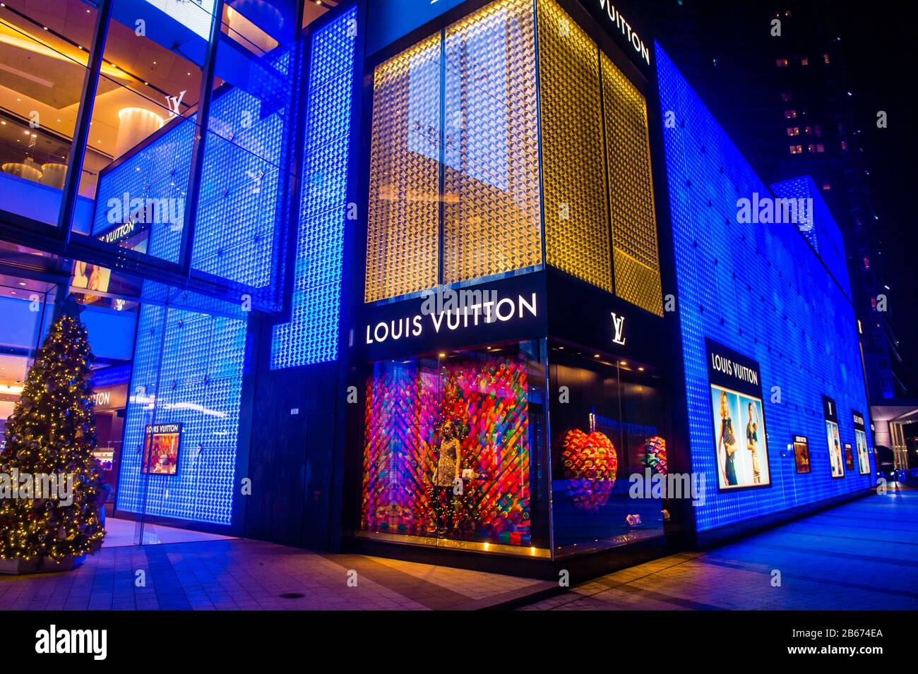 Louis Vuitton Outlet at Night, Dalian, China Editorial Image - Image of  neon, clothing: 28946410