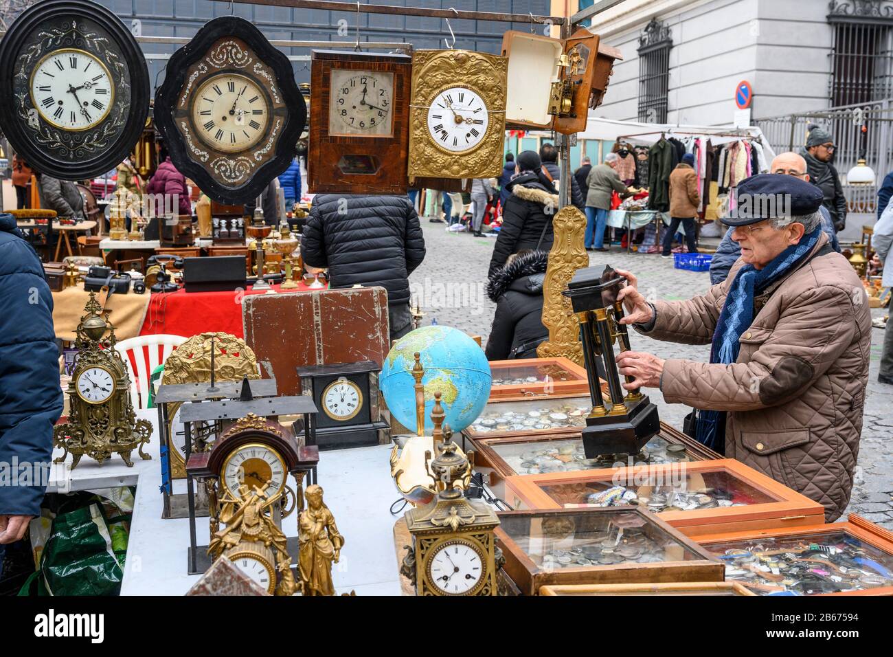 Clocks and other antiques on sale in the Rastro flea market around the Plaza de Cascorro between La Latina and Embajadores,  Madrid, Spain. Stock Photo