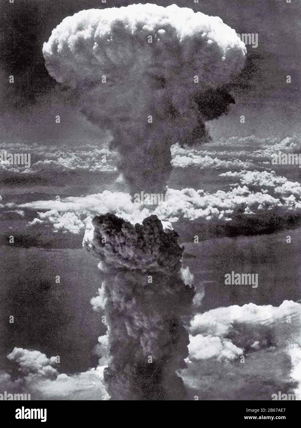 NAGASAKI ATOMIC BOMB 9 August 1945.  The Fat Man bomb sends up a 45,000 foot dust cloud.Photo: USAAF bombardier Lieutenant Charles Levy Stock Photo