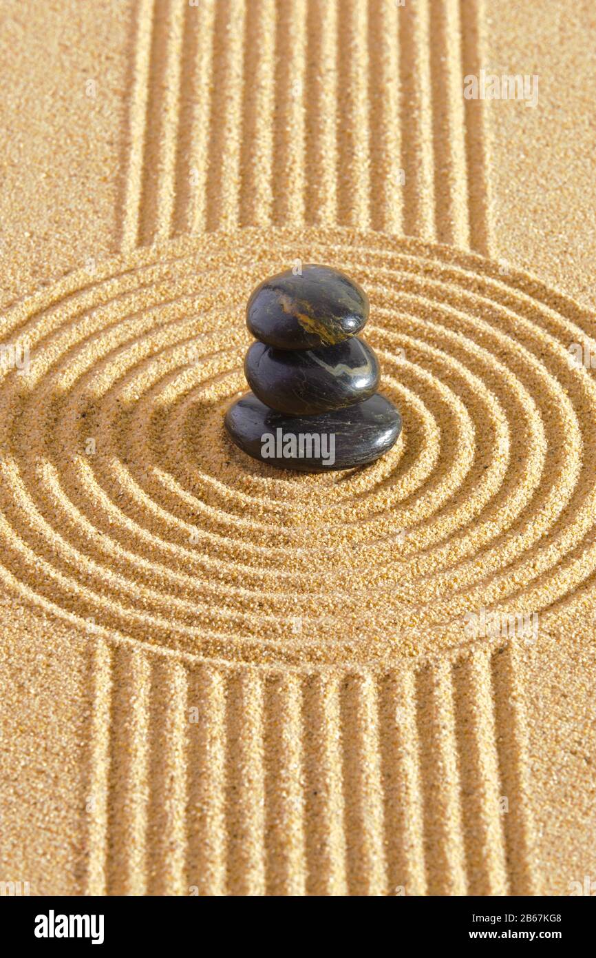 Japanischer ZEN Garten der Meditation mit Sand und Stein Stock Photo