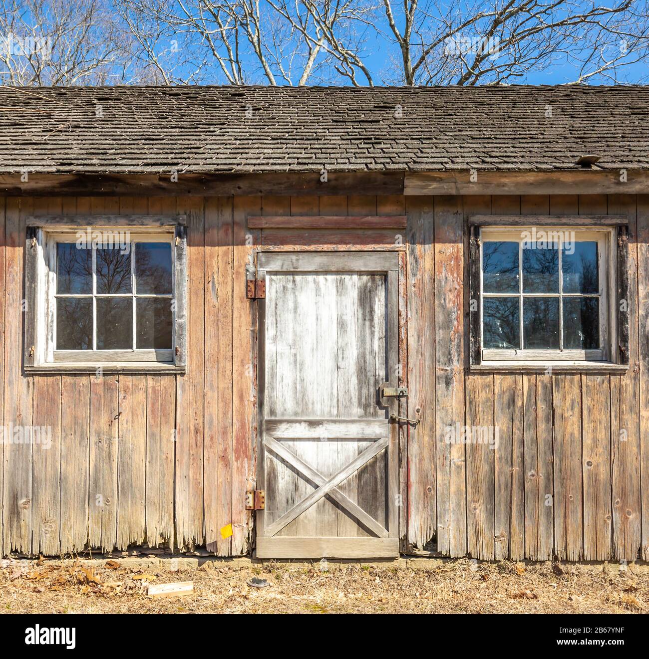 Old log barn hi-res stock photography and images - Alamy