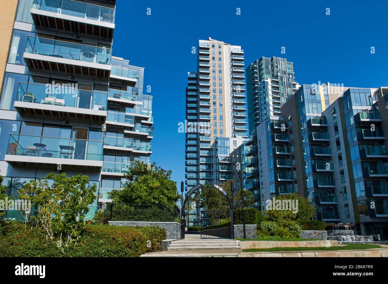 Riverside Gardens and the new Skyline Apartments, Woodberry Down, North London UK Stock Photo