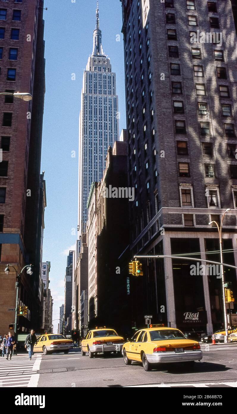 Empire State Building and yellow taxis at the junction of Park Ave and East 33rd St, New York City, USA, 1998 Stock Photo