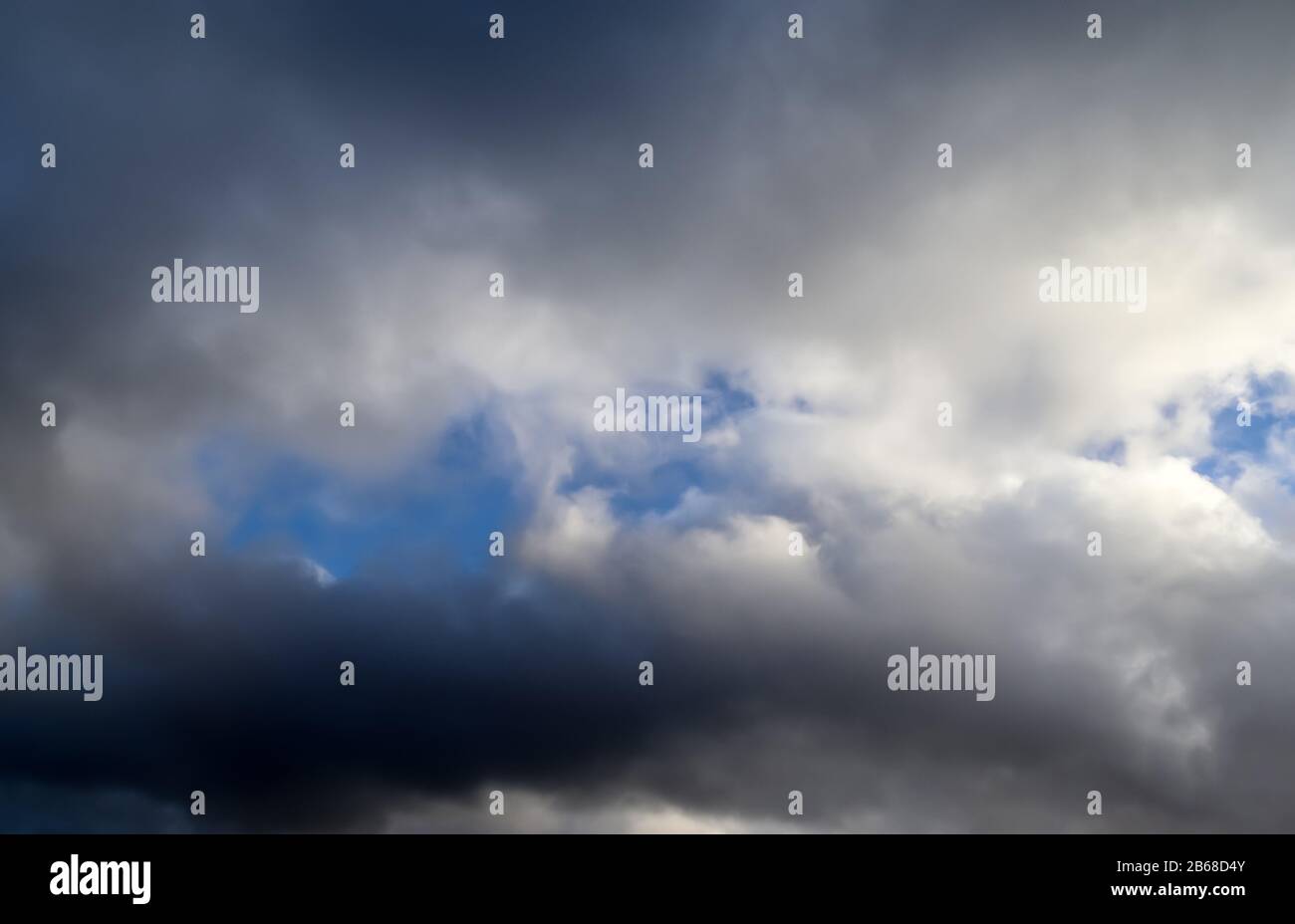 Dark clouds in the sky right before an upcoming storm Stock Photo - Alamy