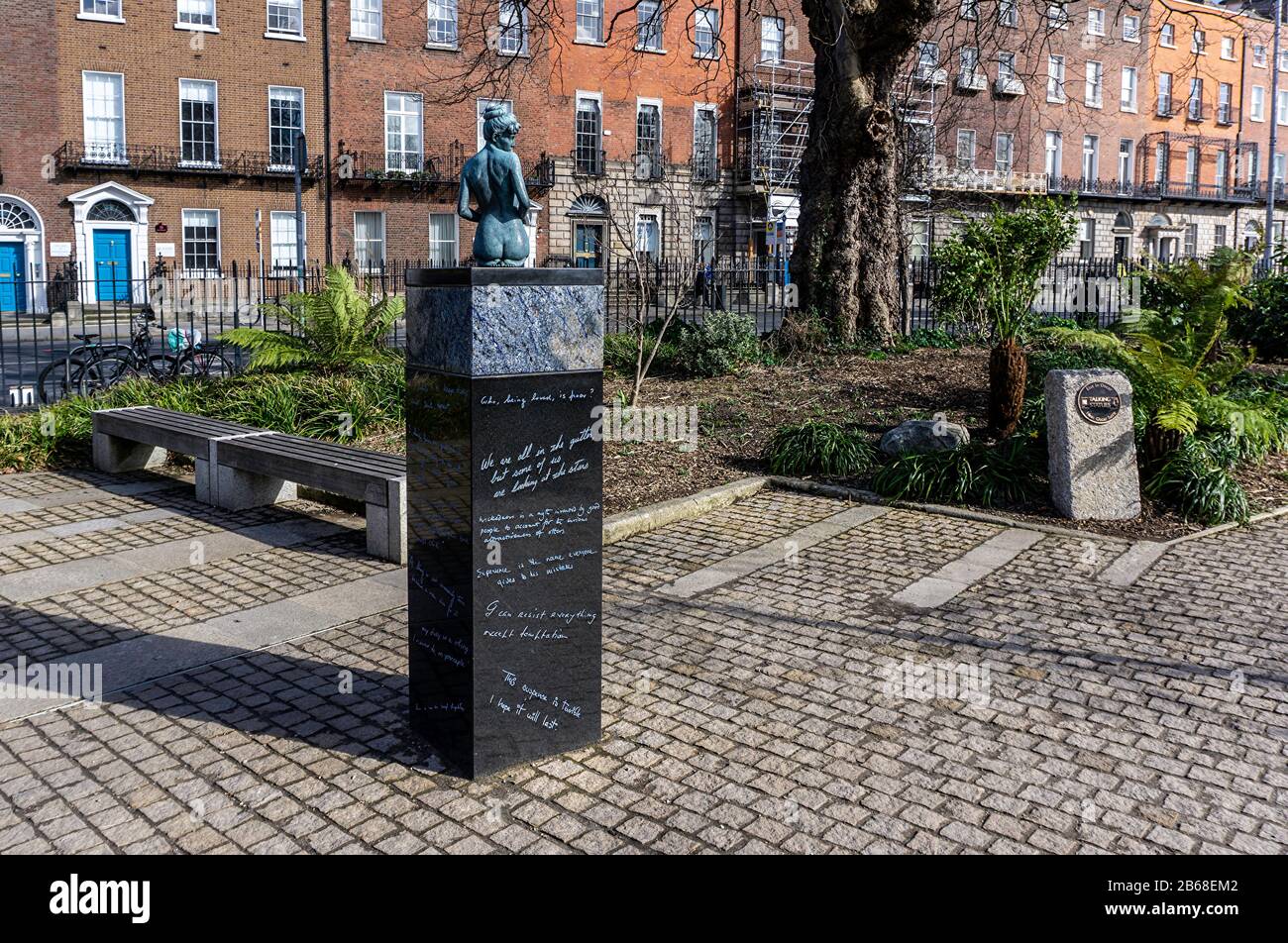 The statue of a pregnant Constance Lloyd .Oscar Wilde's wife, by sculptor Danny Osborne, in Merrion Square.The plinth contains some of Wilde's quotes Stock Photo