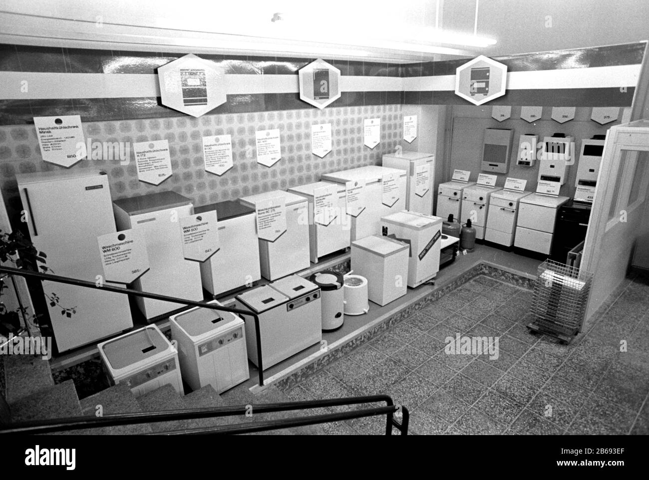 30 November 1988, Saxony, Eilenburg: Refrigerators, washing machines (WM 66), gas stoves and instantaneous water heaters - A reconstructed and converted consumer retail store for electrical goods is handed over in Eilenburg at the end of the 1980s. Exact date of recording not known. Photo: Volkmar Heinz/dpa-Zentralbild/ZB Stock Photo