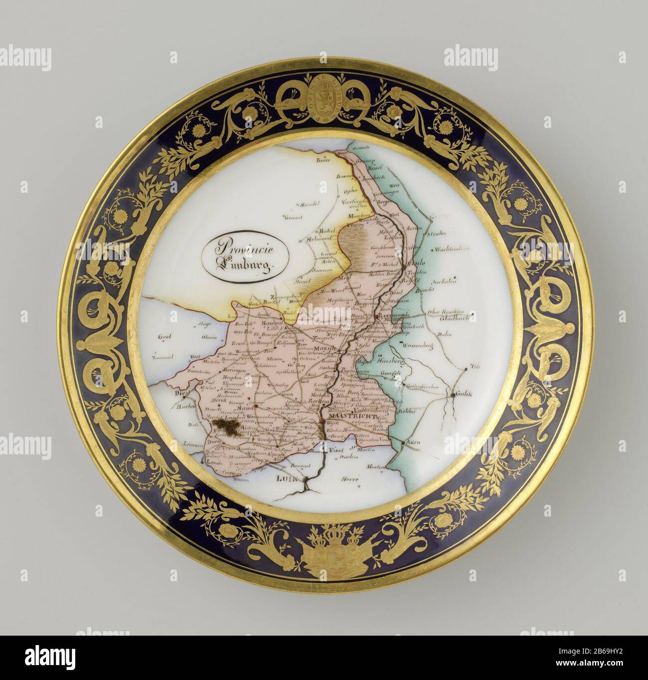 18 plates with décor of a Dutch province Plate with a topographical representation of the province of Limburg van porselein, beschilderd op het glazuur in emailkleuren en goud. Op het