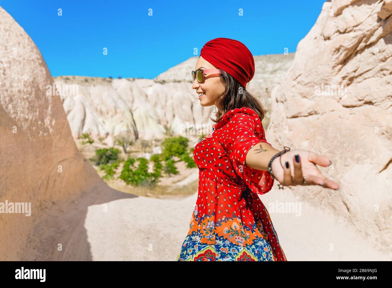Asian Female Traveler In The Middle Eastern Desert In National Dress With A Turban Follow Me