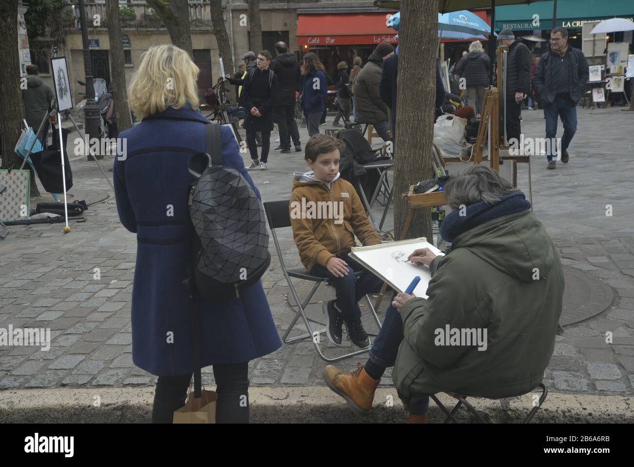Street artist sketching a young boy in Paris, pasakdek Stock Photo