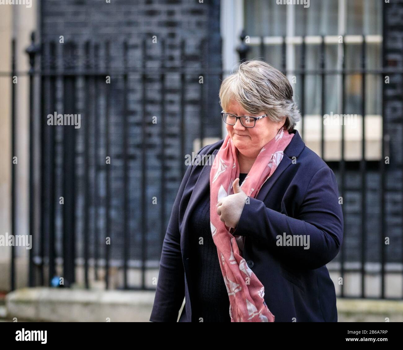 Downing Street, London, Thérèse Coffey gives a thumbs up sign and leaves No 10, she remains Secretary of State at the Department for Work and Pensions Stock Photo