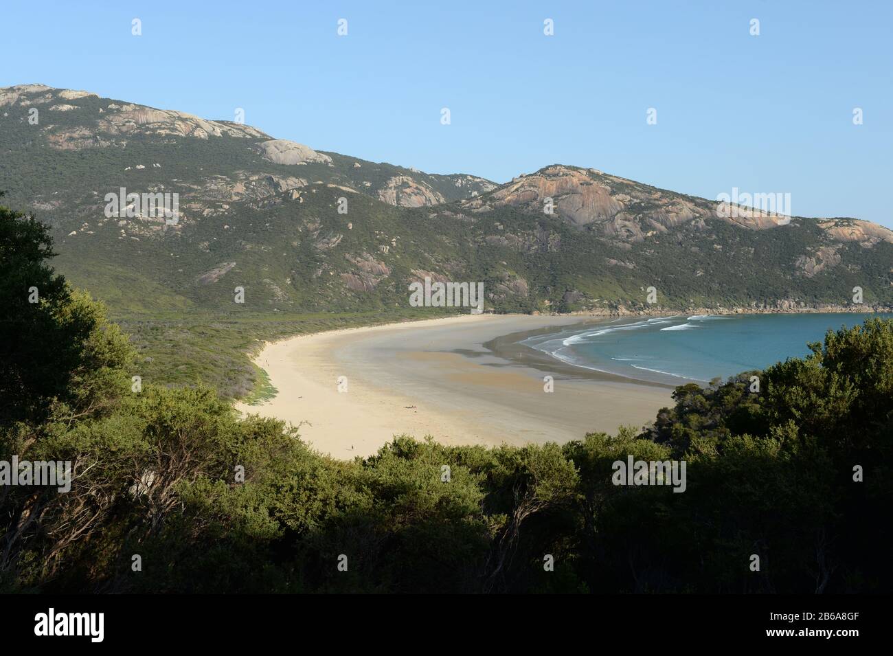 Norman Beach backs onto the cabin accommodation and camping facilities at Tidal River Stock Photo