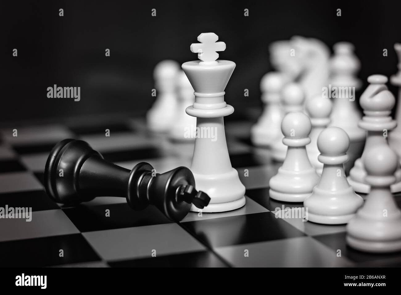 Checkmate falling chess king hi-res stock photography and images - Alamy