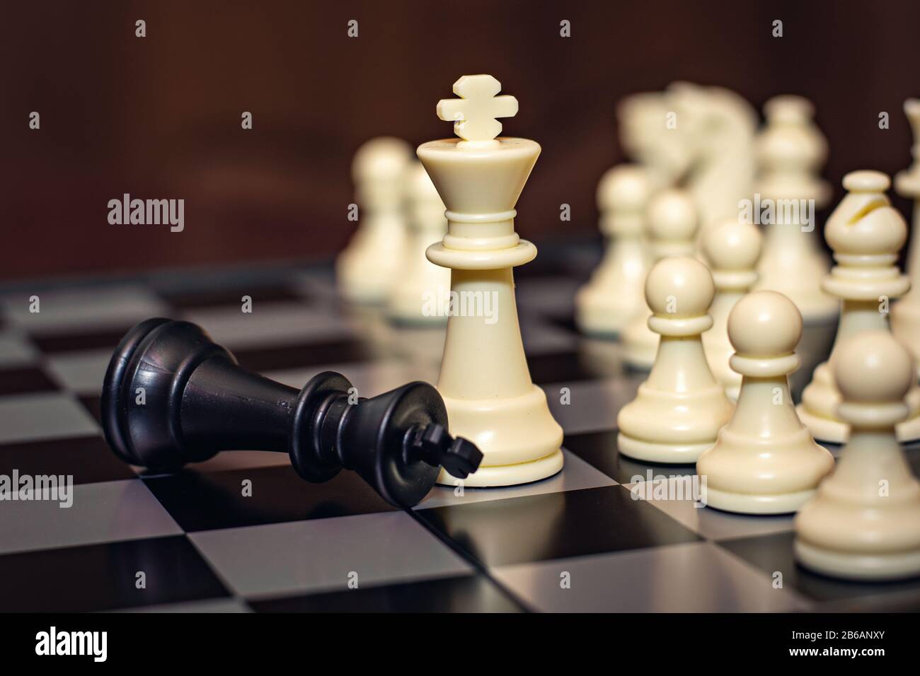 A lonely king Vs. 3 queens. Checkmate? - Chess Forums 