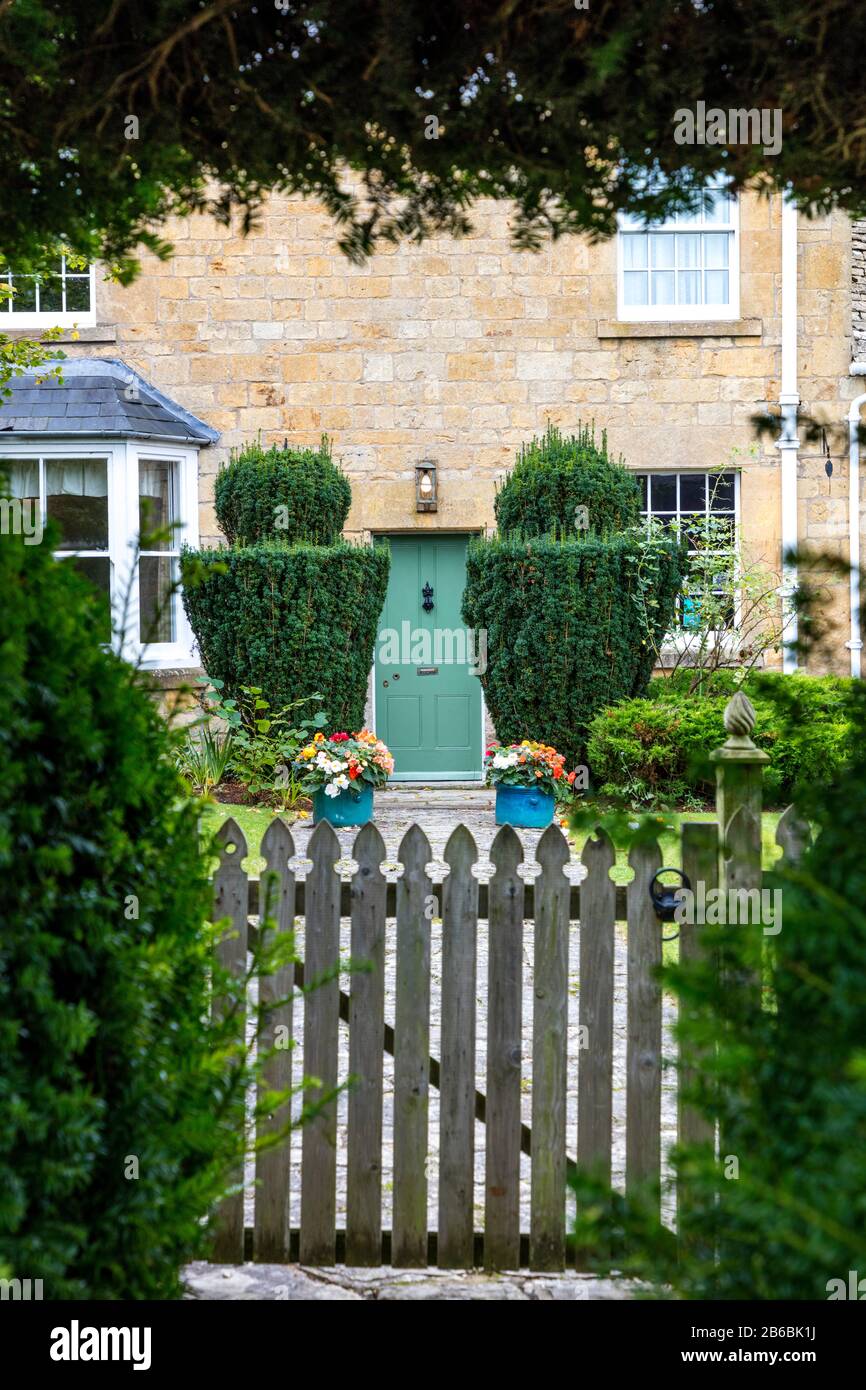 View through gated entry to home in Cotswold town of Broadway, Worcestershire, England, UK Stock Photo
