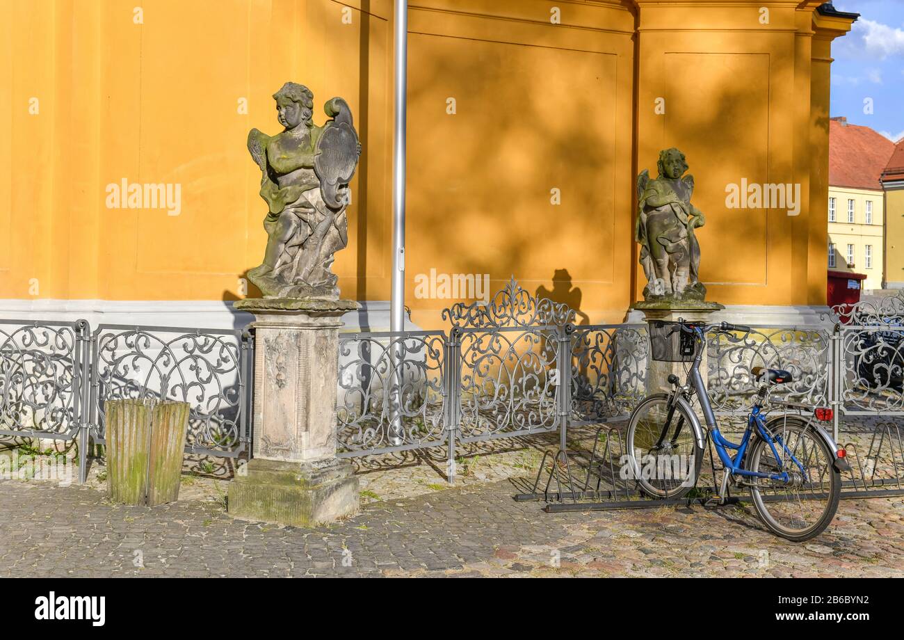 Putten, Fahrrad, Klosterkirche Stift Neuzelle, Brandenburg, Deutschland Stock Photo